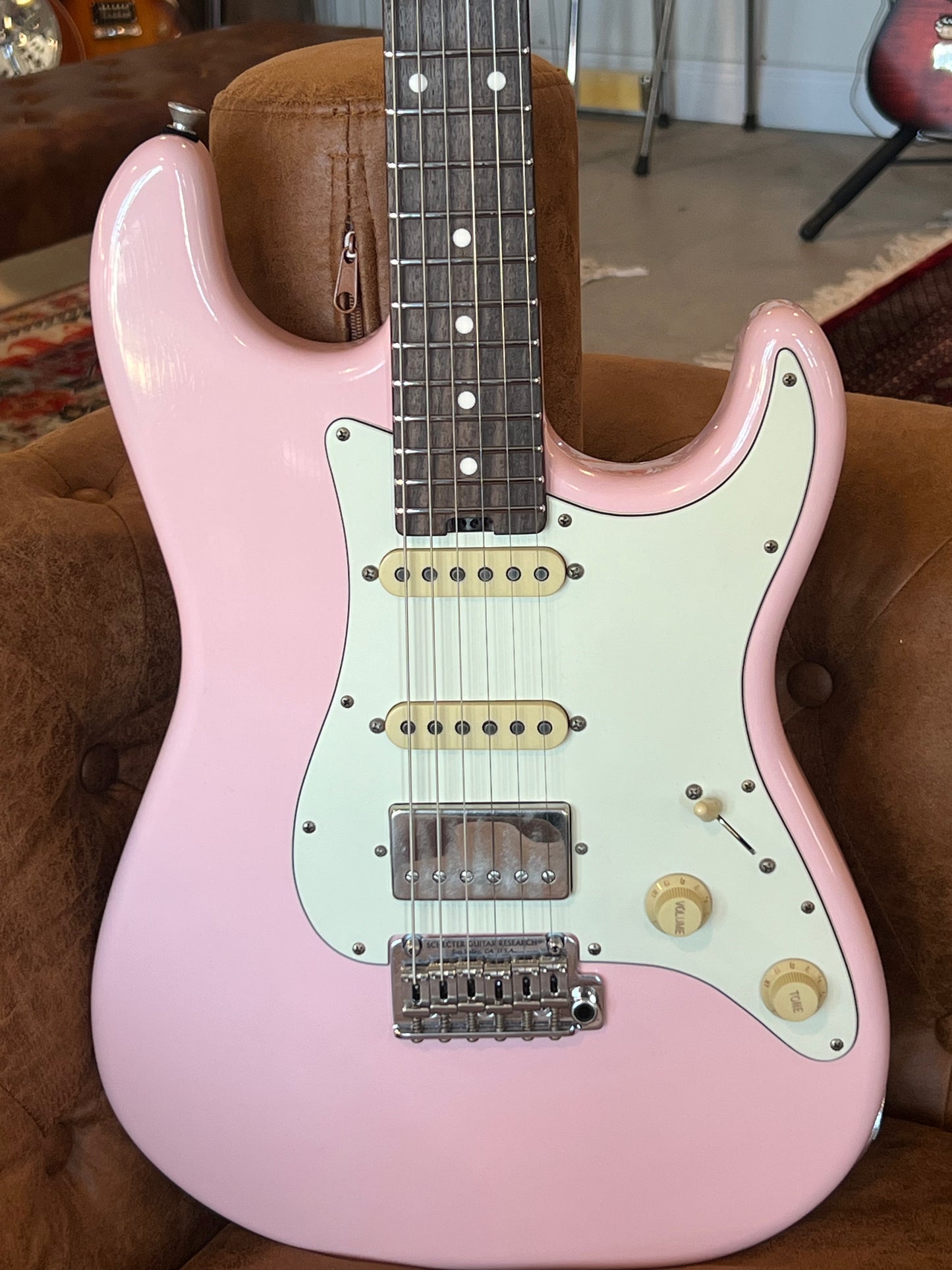 Schecter Trad Wembley HSS Shell Pink Aged Nitro