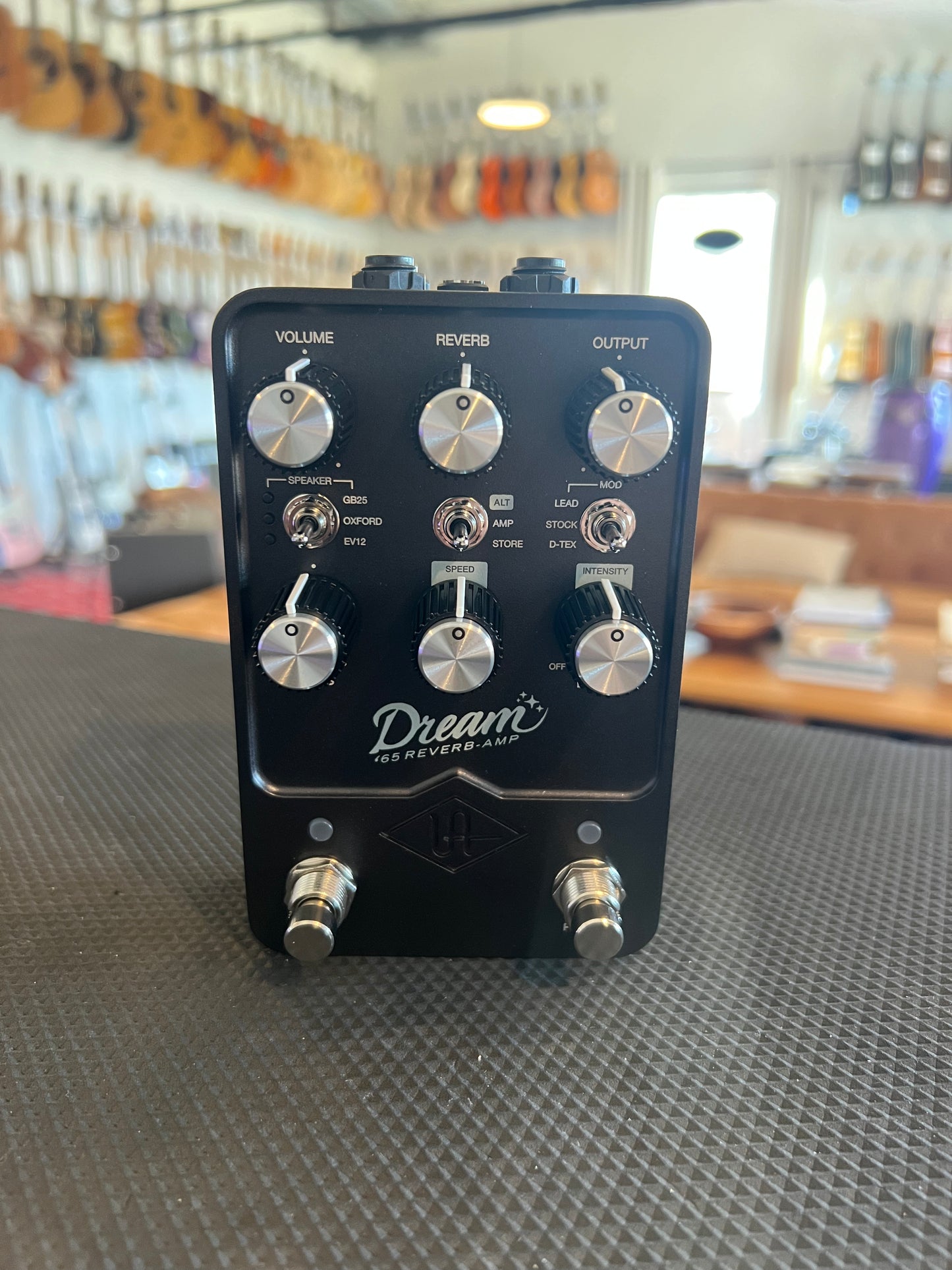 UAFX Dream 65 Amp Emu Pedal