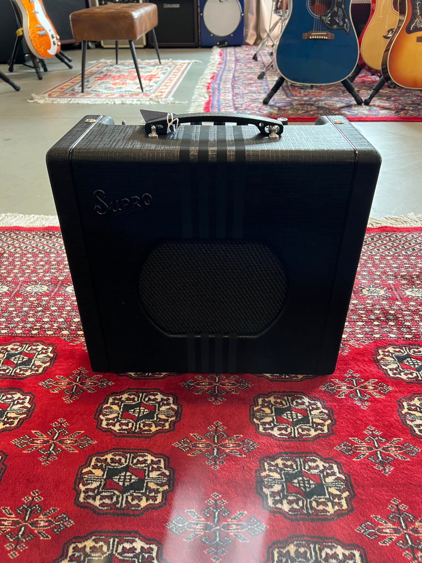 Supro Delta King 10 Black w. Black Stripes