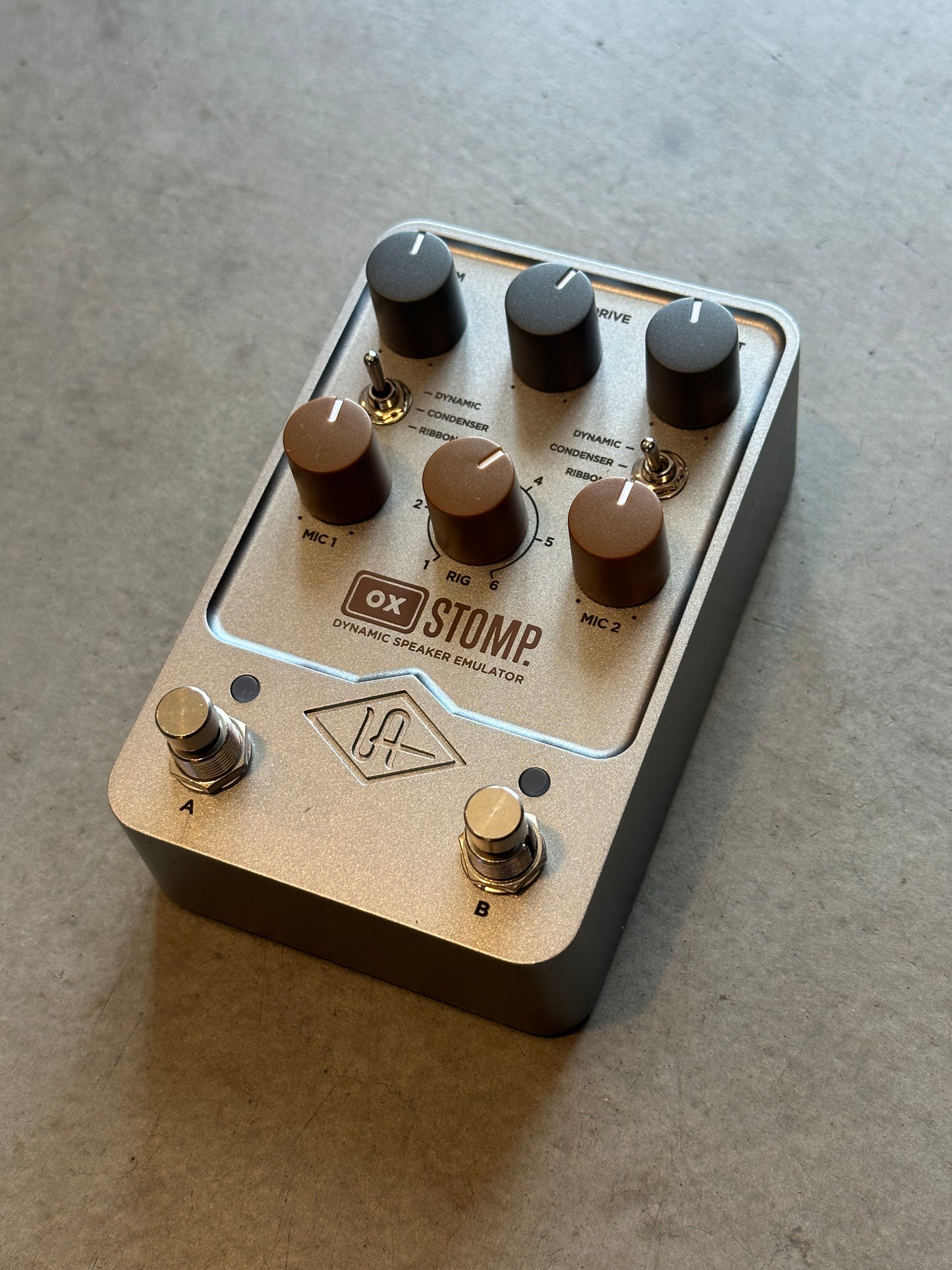 Universal Audio OX Stomp Dynamic Speaker Emulation Guitar Pedal